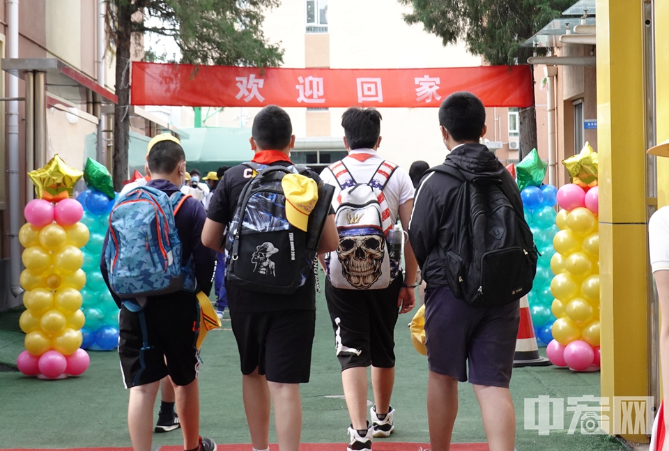 6月1日，小学六年级返校，这是北京市小学迎来的第一批返校学生。6月8日小学四、五年级学生将返校，一、二、三年级随后陆续复课。 中宏网记者 富宇 摄