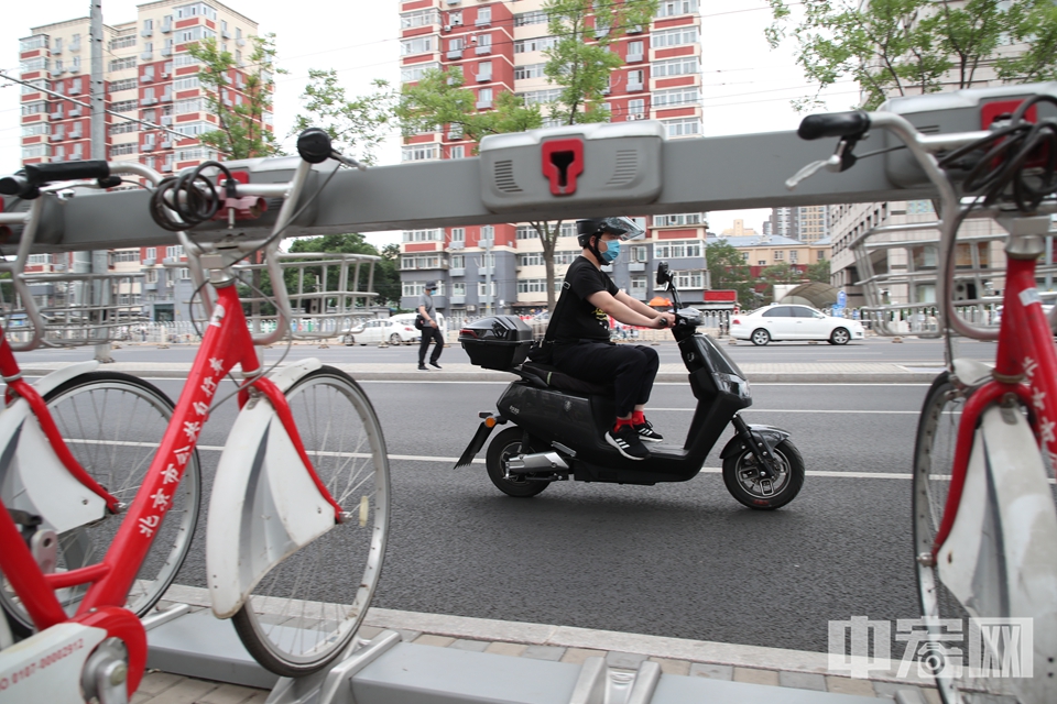 6月1日，中国公安部交管局部署的“一盔一带”安全守护行动开始在全国实施，行动期间，公安交管部门将加强执法管理，依法查纠摩托车、电动自行车骑乘人员不佩戴安全头盔以及汽车驾乘人员不使用安全带行为，助推民众养成安全习惯。图为北京街头戴头盔骑车的市民。 中宏网记者 富宇 摄