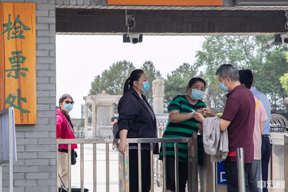 景区工作人员在检票处查看游客健康码。