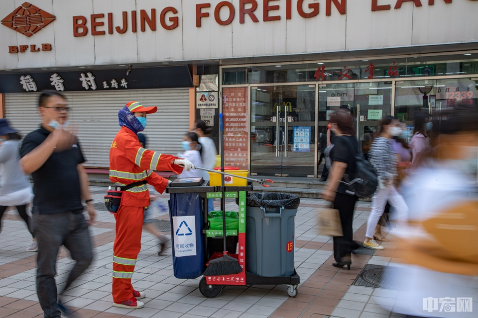 中宏网6月2日电（记者 康书源）近日，21辆移动保洁车在北京王府井步行街上亮相。保洁车设有“四分类”垃圾桶，环卫工一人一车网格化移动作业，无死角覆盖全长892米的街面，随时随地收集并分拣街面上各类垃圾。