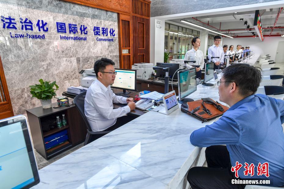 6月3日，海南自贸港重点园区海口江东新区政务服务中心正式对外办理业务，该中心将承接391项市级管理权限。 中新社记者 骆云飞 摄