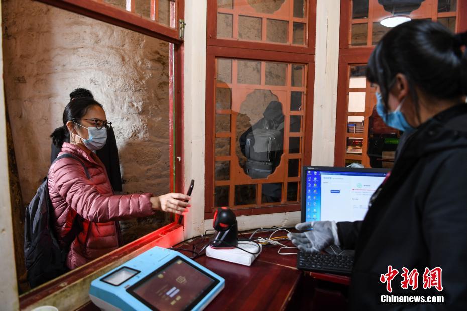 游客在检票口扫描二维码电子票通行。中新社记者 何蓬磊 摄