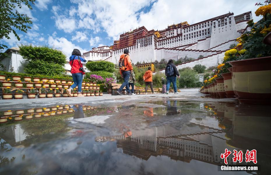 6月3日，参观游客走向布达拉宫。当日，西藏布达拉宫有序恢复对外开放。开放期间实行预约、分时、限流参观，每日预约参观人数限额2100人，并试行无接触微信端票务预约系统。 中新社记者 何蓬磊 摄