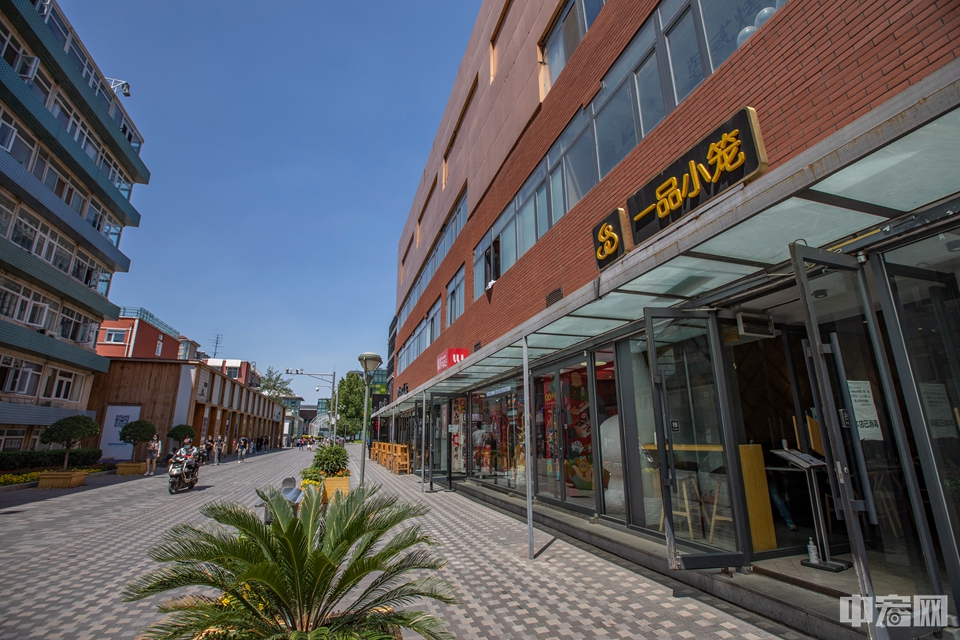 此外，三里屯太古里南北区拥有外摆设施店铺已达到22家，总面积达1000余平方米。