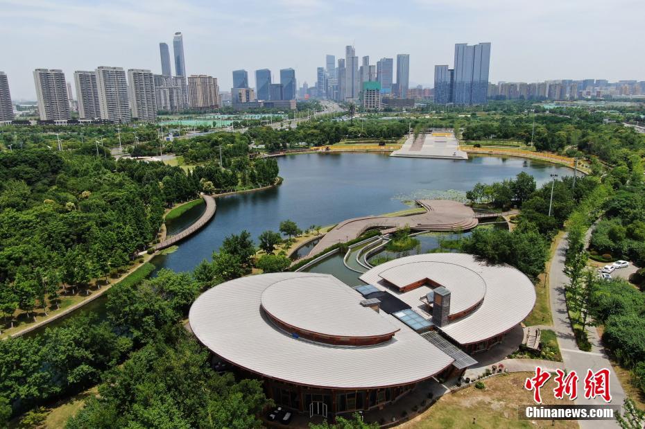 6月7日，航拍南京河西城市生态公园。该地森林、湿地、湖泊、桥梁等多重景观为市民提供休憩空间，打造“新城绿肺”。 中新社记者 泱波 摄