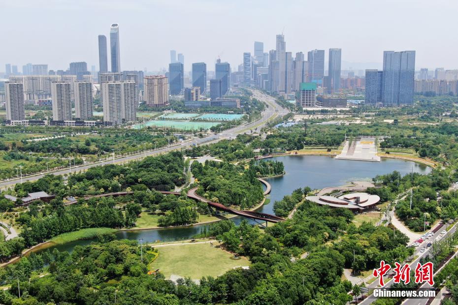 6月7日，航拍南京河西城市生态公园。该地森林、湿地、湖泊、桥梁等多重景观为市民提供休憩空间，打造“新城绿肺”。 中新社记者 泱波 摄