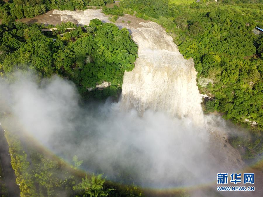 6月14日拍摄的黄果树瀑布（无人机照片）。 新华社记者 杨文斌 摄