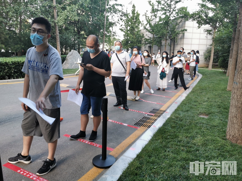 早上7点，记者抵达北京电力医院，距医院7点30分开始进行检测还有一段时间，现场已经有不少等待核酸检测的市民在排队，秩序井然。 中宏网记者 富宇 摄