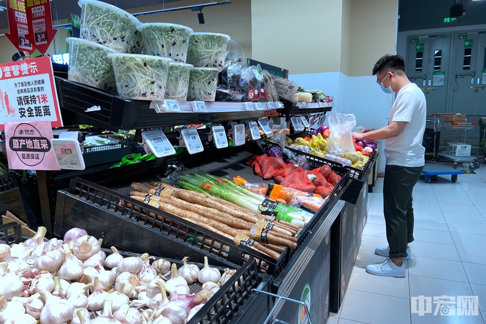 6月16日，北京门头沟一物美超市，市民挑选蔬菜。据市民表示，菜价并未受到疫情影响出现较大规模涨幅。中宏网记者 刘一乐 摄