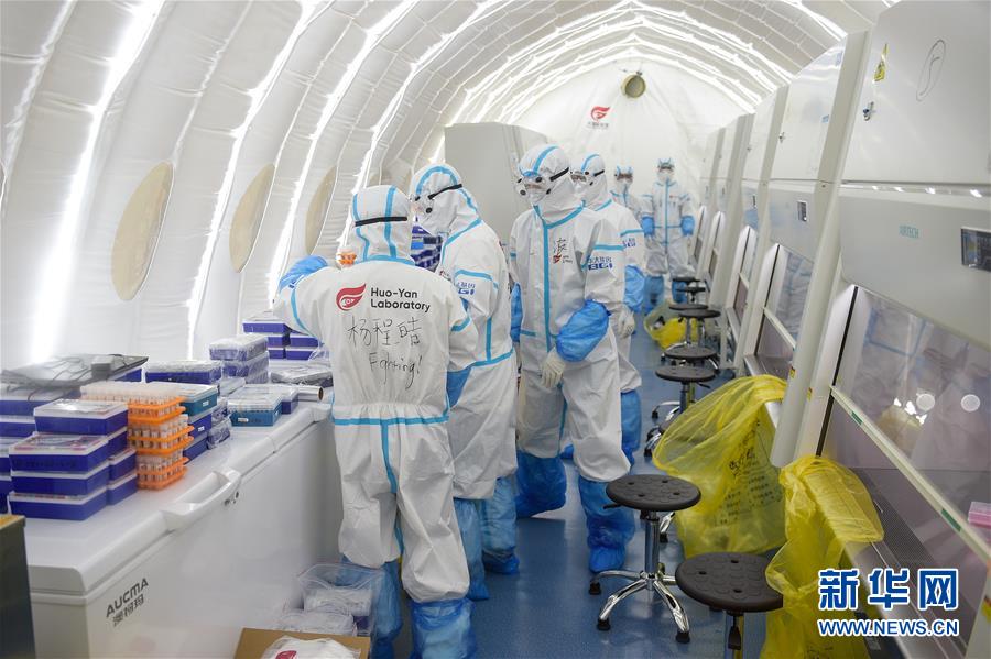 6月22日，工作人员在气膜舱内做准备工作。<br/>

　　出于北京市疫情防控工作的需要，北京大兴区体育中心综合馆内正在搭建一个可移动、自动化、大通量的核酸检测实验室。目前，工人们正在紧张地进行设备安装和调试。 据介绍，气膜版“火眼”核酸检测实验室6月19日下午开始搭建。两天多时间基本上完成了设备安装和调试。9个高3.5米、占地70多平方米的拱形白色气膜舱已搭建完毕，14台自动化核酸提取设备准备就绪。这个北京首座气膜版“火眼”核酸检测实验室正式运转后，实验室核酸检测能力可达到每天上万人份，缓解当前核酸检测压力。 新华社记者 彭子洋 摄