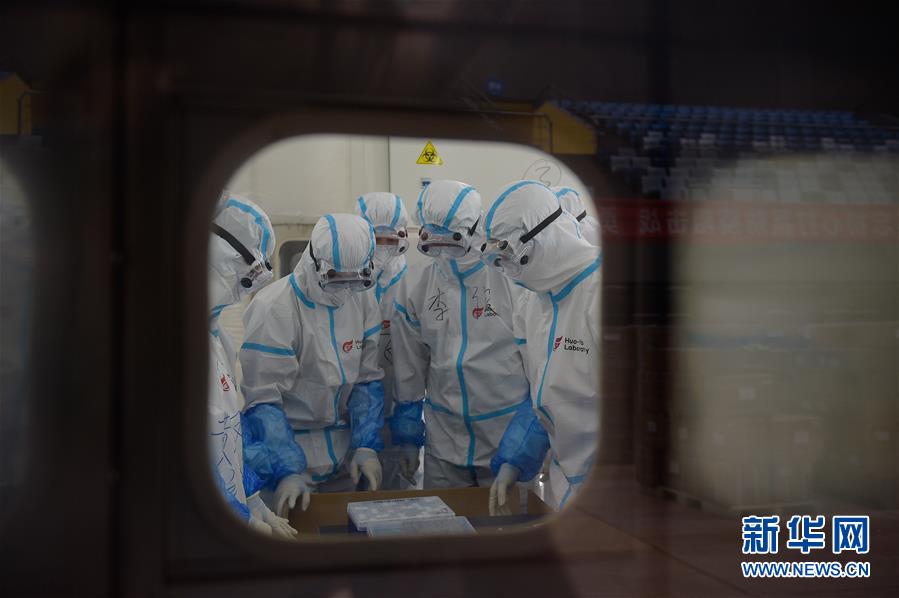 6月22日，工作人员在气膜舱内讨论。 新华社记者 彭子洋 摄