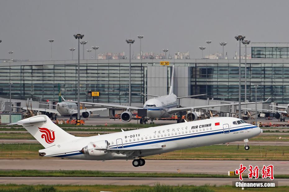 国航首架ARJ21客机在浦东国际机场进行试飞。 殷立勤 摄