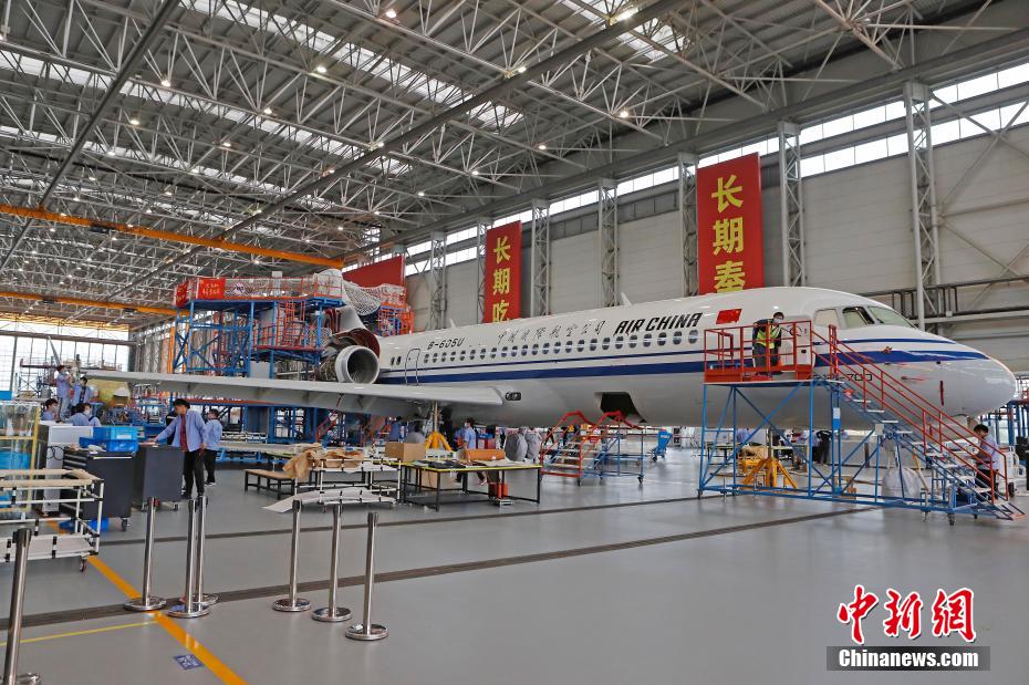 6月28日，中国商用飞机有限责任公司在上海浦东总装制造中心基地向国航、南航、东航交付各自首架国产支线客机ARJ21型客机，这标志着中国民航的国产喷气支线客机进入到了新的运营时代。图为国航首架ARJ21客机在中国商用飞机有限责任公司在上海浦东总装制造中心基地总装。 殷立勤 摄