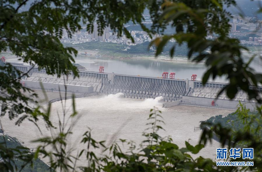 6月29日，三峡枢纽开启泄洪孔泄洪。 受长江中上游强降雨影响，进入三峡水库的水量持续增多。为腾出一定库容迎接近期可能到来的洪水，三峡枢纽于6月29日上午开启两个泄洪孔，加大下泄流量。这是三峡枢纽今年首次泄洪。 28日14时，三峡水库入库流量达4万立方米/秒，是27日14时的两倍。为应对此轮来水，长江防总要求将三峡水库下泄流量上调至日均3.5万立方米/秒。 新华社记者 肖艺九 摄
