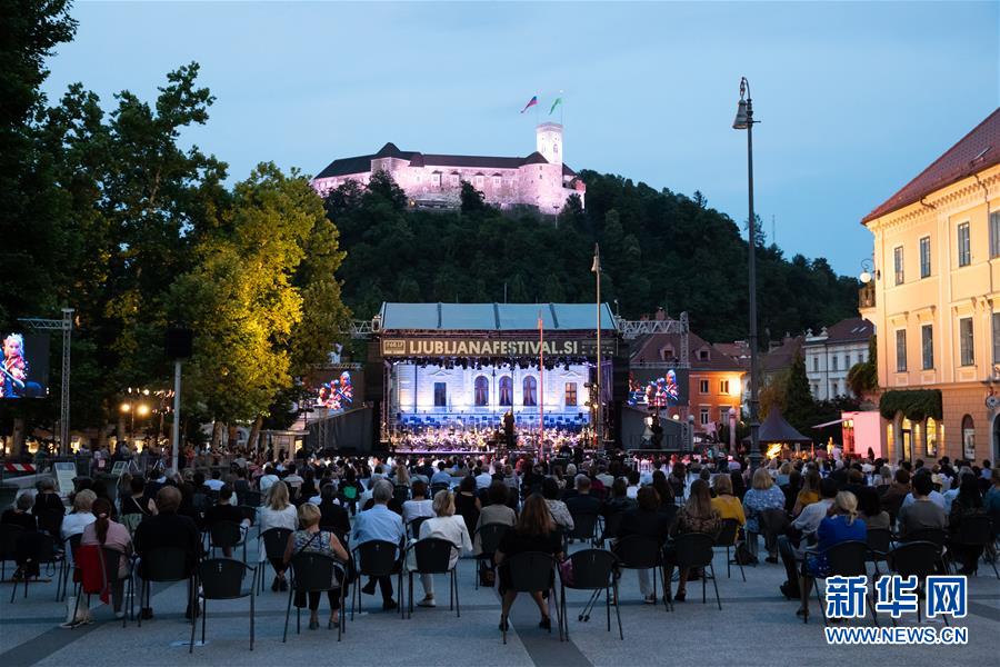这是7月1日在斯洛文尼亚首都卢布尔雅那拍摄的艺术节开幕式活动现场。 当日，第68届卢布尔雅那艺术节拉开帷幕。 新华社记者 彭立军 摄