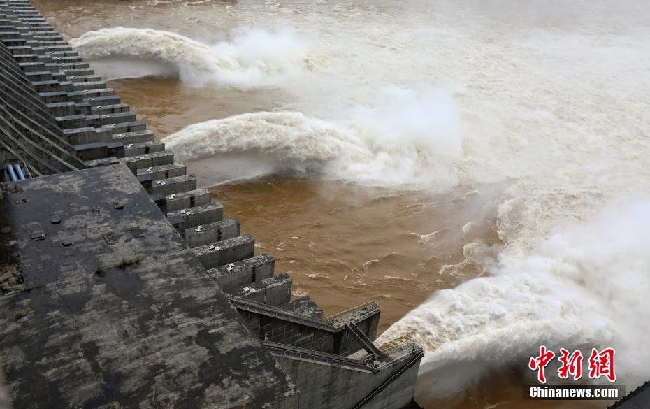受强降雨影响，长江上游干流、乌江及三峡区间来水明显增加，7月2日10时三峡水库入库流量达50000立方米每秒。根据相关规定，此次来水达到洪水编号标准，“长江2020年第1号洪水”在长江上游形成。实时水情显示，7月2日14时，三峡入库流量达53000立方米每秒，出库流量35600立方米每秒，坝前水位146.97米。周星亮 摄