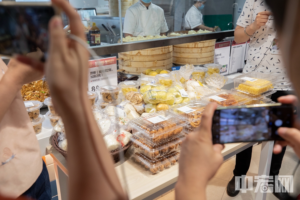 倪晓俊表示，盒马mini以更小的颗粒度，更灵活的商品设置，能针对性地对不同消费者需求进行设计，以更好满足消费者对一日三餐的需求。 中宏网记者 富宇 摄