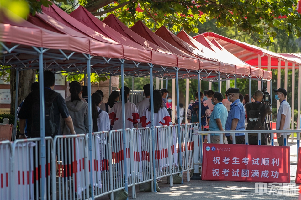 今天上午，为期四天的北京“新高考”正式拉开大幕，全市49225名考生将走进2867个考场参加考试。<br/>
新冠肺炎疫情之下，今年高考也是北京的一场防疫大考。受疫情影响，今年高考考场设置与往年不同：每个考场人数从30人减至20人，每个考区设1至3个备用考点校，每个考点校设不少于3个备用考场。每个考点校增设1名副主考，专门负责疫情防控常规工作和突发情况处置。<br/>
图为北京中关村中学，考生排队走进考场。中宏网记者 康书源 摄