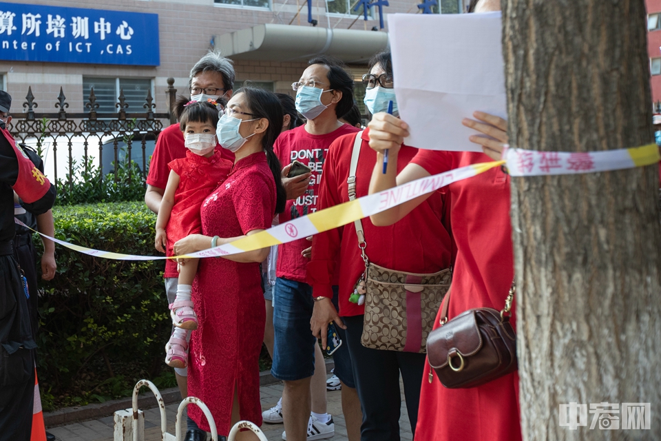 7月7日，北京中关村中学，考生家长们集体身着红衣送考。中宏网记者 康书源 摄