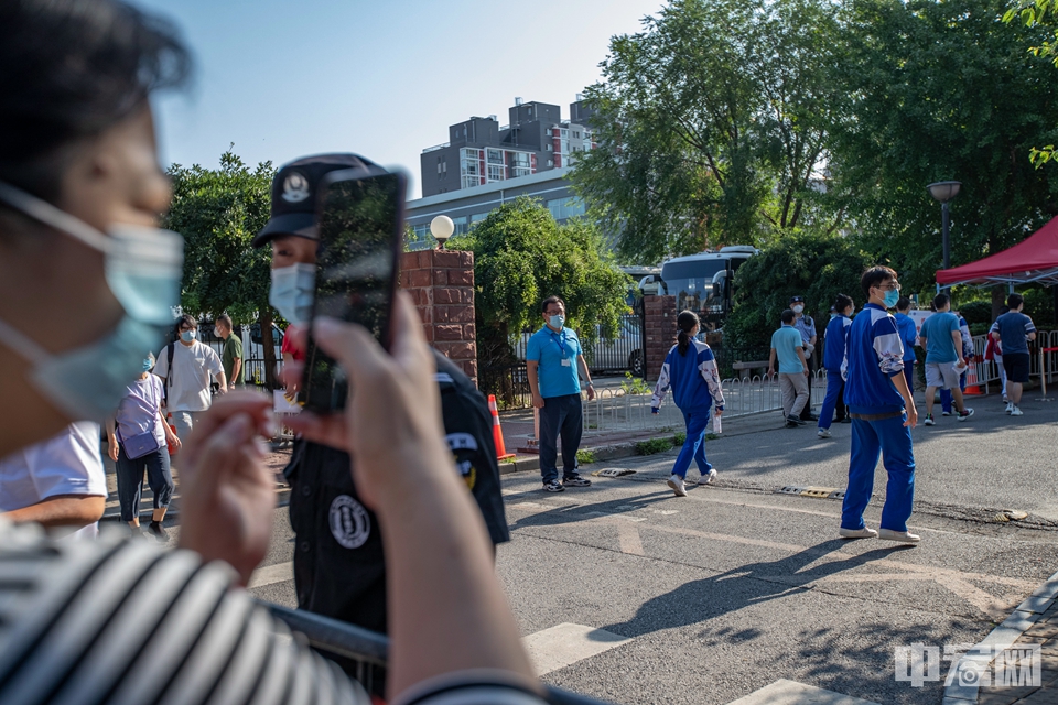 7月7日，北京中关村中学，家长记录考生进入考场瞬间。中宏网记者 康书源 摄