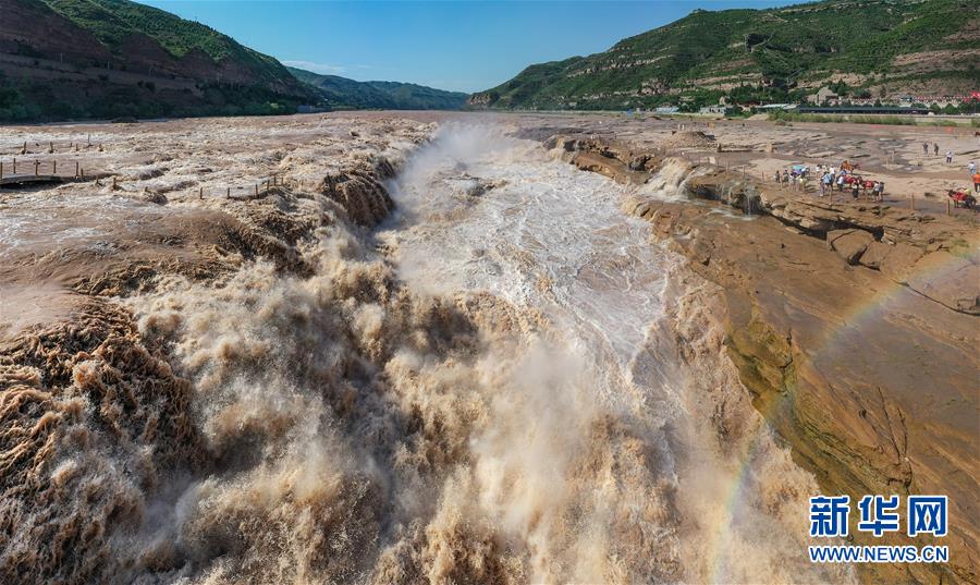 7月7日在黄河壶口瀑布景区拍摄的景观（无人机照片）。 近日，位于秦晋大峡谷的黄河壶口瀑布出现难得一见的“金色瀑布”景观。 新华社记者 陶明 摄