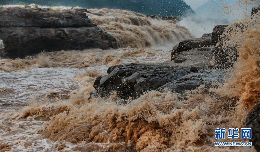 7月8日在黄河壶口瀑布景区拍摄的景观。 近日，位于秦晋大峡谷的黄河壶口瀑布出现难得一见的“金色瀑布”景观。 新华社发（赵晓罡 摄）