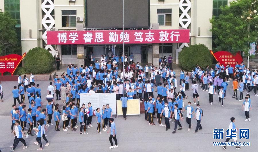 7月8日，河北文安县第一中学考点的高考生走出考场。 当日，全国部分地区2020年高考结束。 新华社记者 李晓果 摄