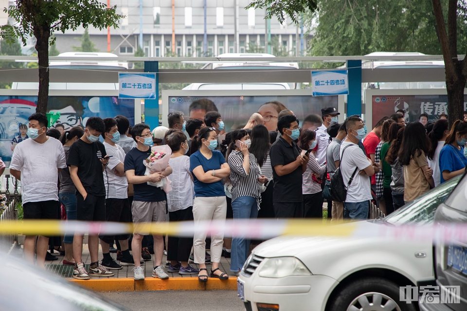 7月10日，北京中关村中学，等待考生的家长们。中宏网记者 康书源 摄