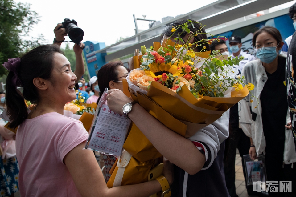 7月10日，北京中关村中学，家长向考生送上鲜花。中宏网记者 康书源 摄