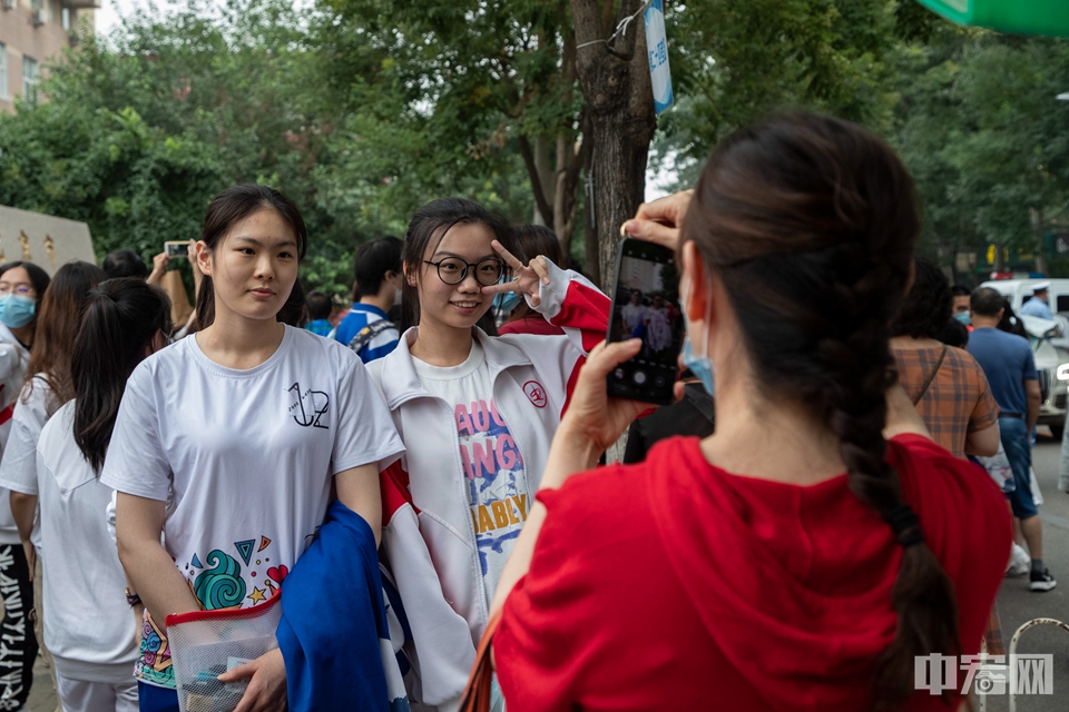 7月10日，北京中关村中学，在同一产房、同一天出生的两名考生刚好在同一考场相遇。中宏网记者 康书源 摄
