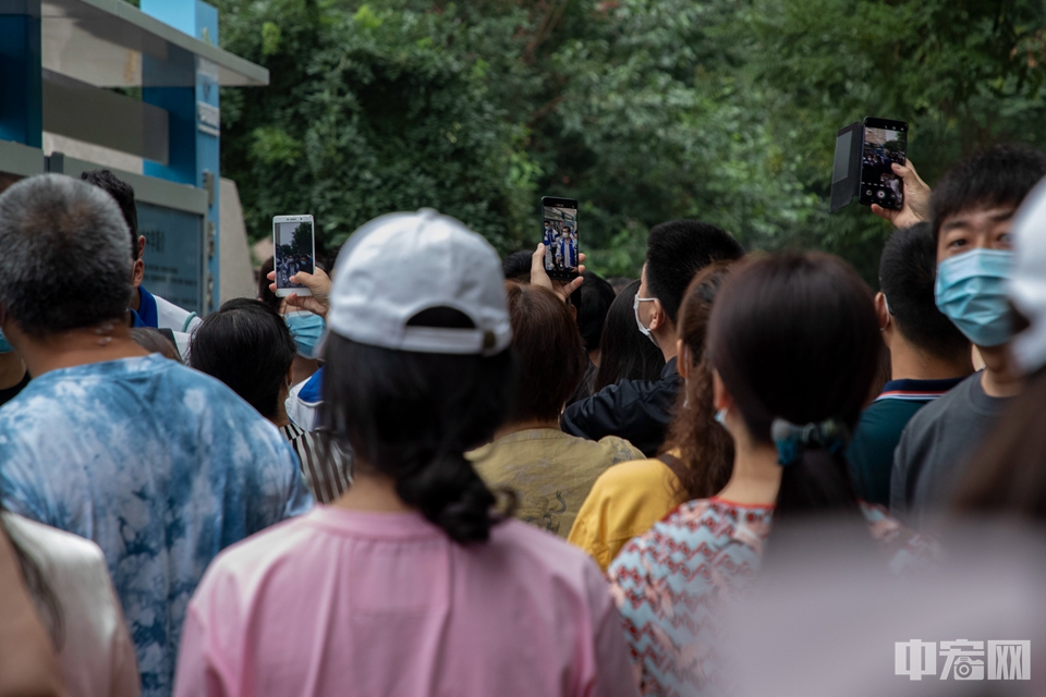 7月10日，北京中关村中学，家长们纷纷举起手机记录考生散场瞬间。中宏网记者 康书源 摄