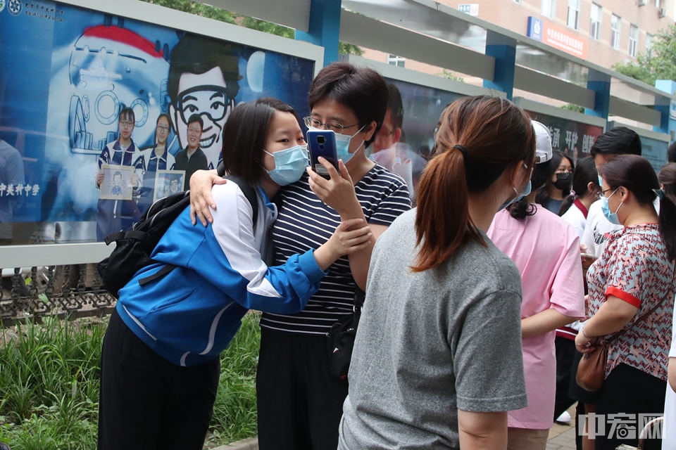 7月10日，北京中关村中学，考生与家长拥抱。中宏网记者 康书源 摄