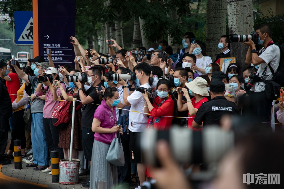 7月10日，北京中关村中学，考生散场时吸引家长们与媒体们“长枪短炮”的关注。中宏网记者 康书源 摄