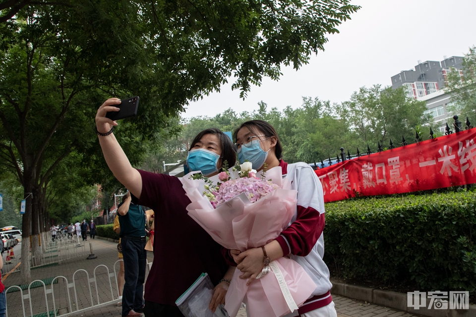 7月10日，北京中关村中学，家长与考生自拍留念。中宏网记者 康书源 摄