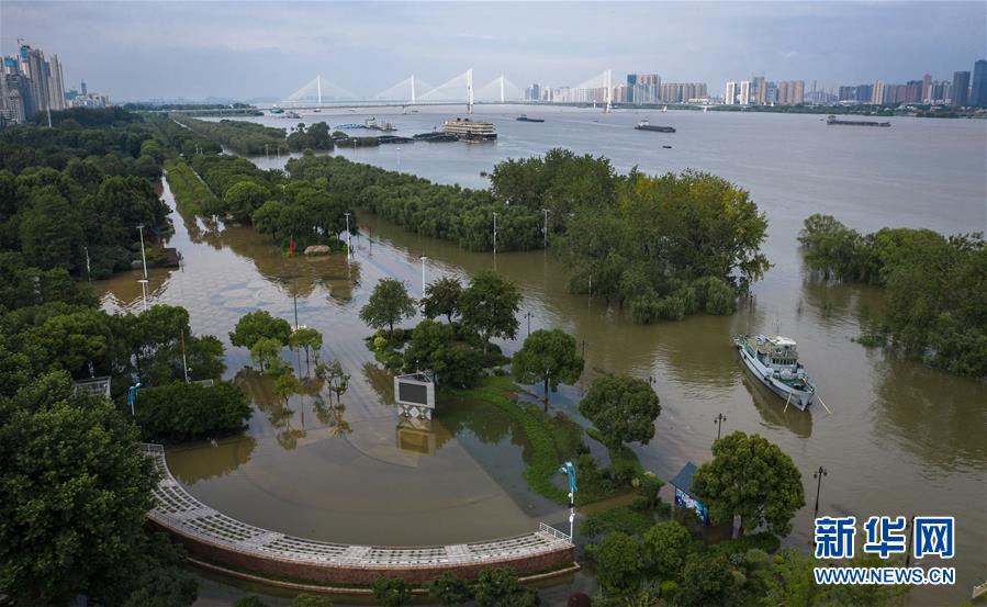 上涨的江水已淹到汉口江滩一级亲水平台（7月13日摄，无人机照片）。 当日17时，长江干流汉口站水位达28.74米，较之前的洪峰水位28.77米出现轻微下降。长江中下游洪水洪峰顺利通过汉口江段。 新华社记者 肖艺九 摄