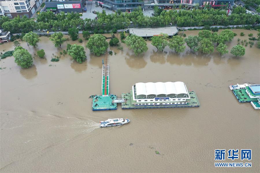 7月13日拍摄的长江南京段（无人机照片）。 连日来，江苏主要江河湖水位持续上涨。7月13日16时30分，长江南京潮水位站最高潮位达10.1米，超警戒水位1.4米。 新华社记者 季春鹏 摄