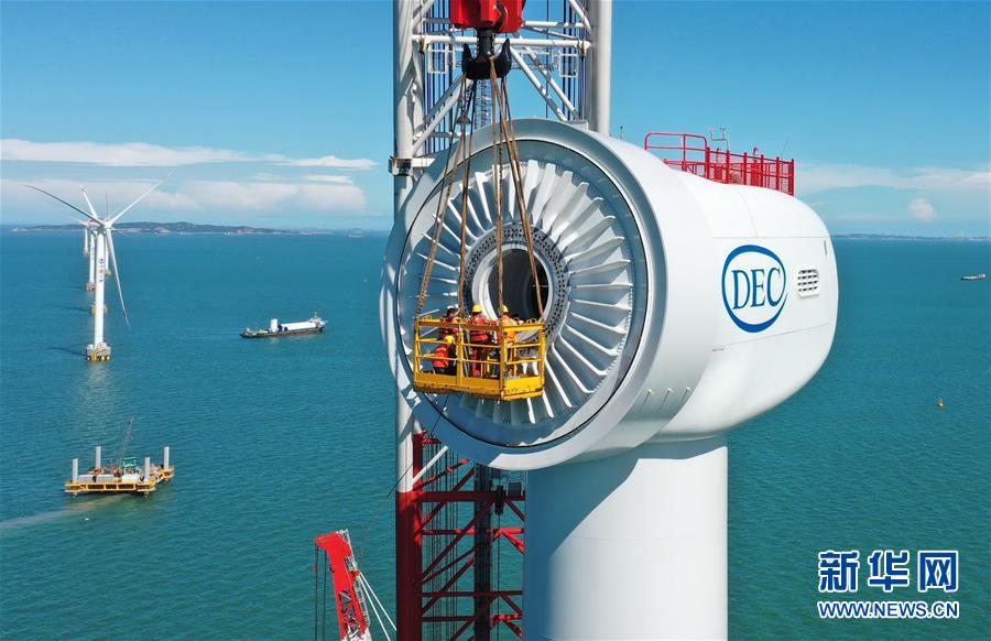 施工人员在福建福清兴化湾二期海上风电场10兆瓦海上风电机组安装现场忙碌（6月12日摄，无人机照片）。 记者7月13日从三峡集团了解到，国内首台10兆瓦海上风电机组日前在三峡集团福建福清兴化湾二期海上风电场成功并网发电，这是目前我国自主研发的单机容量亚太地区最大、全球第二大的海上风电机组，刷新了我国海上风电单机容量新纪录。 新华社记者 林善传 摄