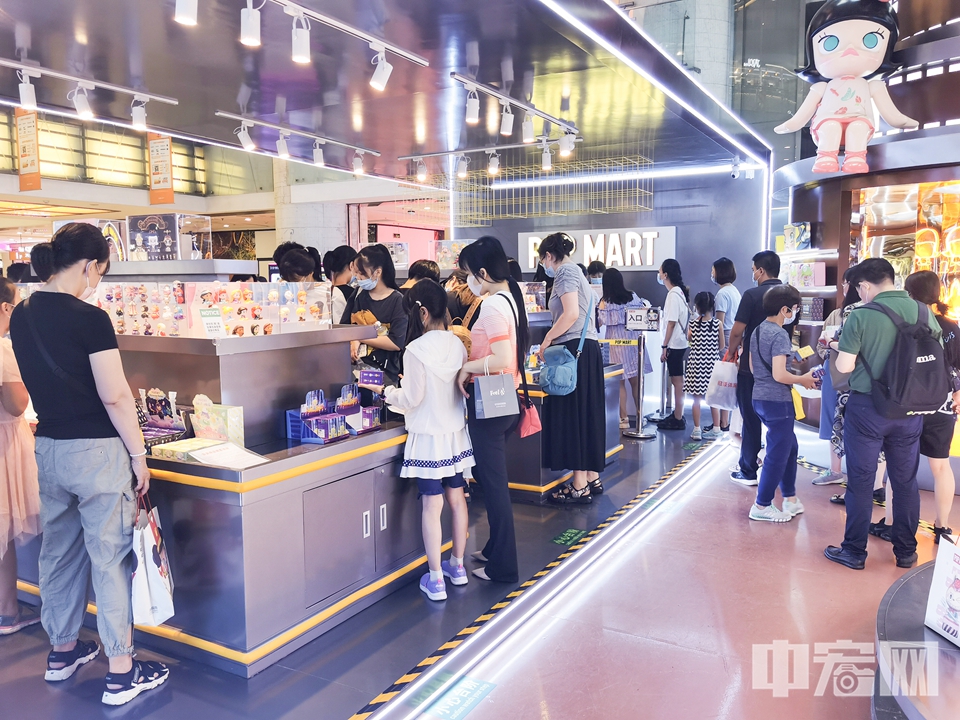 西单大悦城内一家泡泡玛特快闪店人气火爆。 中宏网记者 富宇 摄