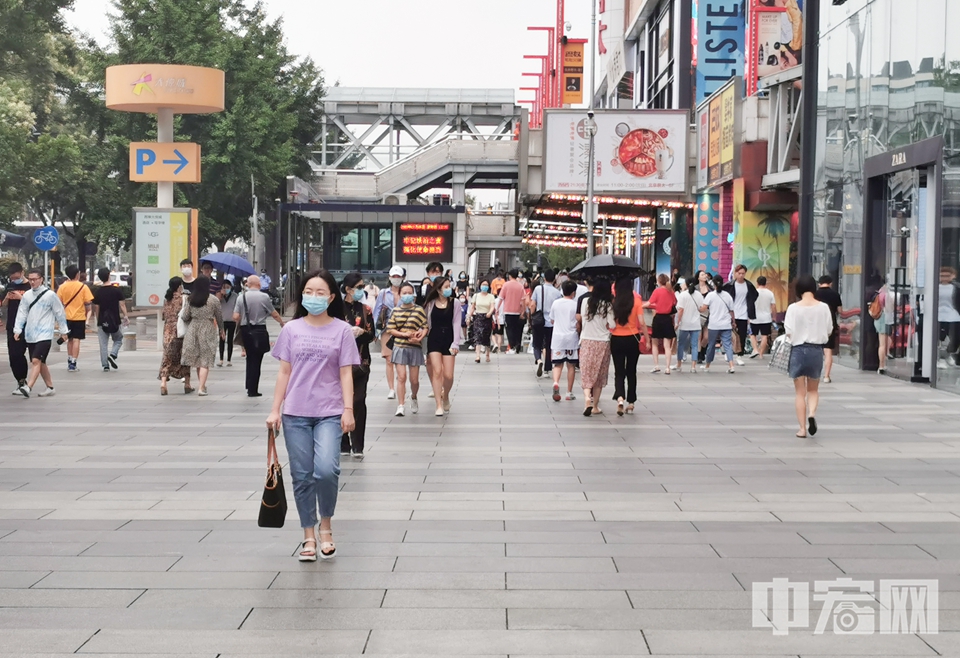 中宏网北京7月27日电（记者 富宇）在刚刚过去的周末，北京消费季正式重启，记者走访西单商圈看到，客流升温明显。