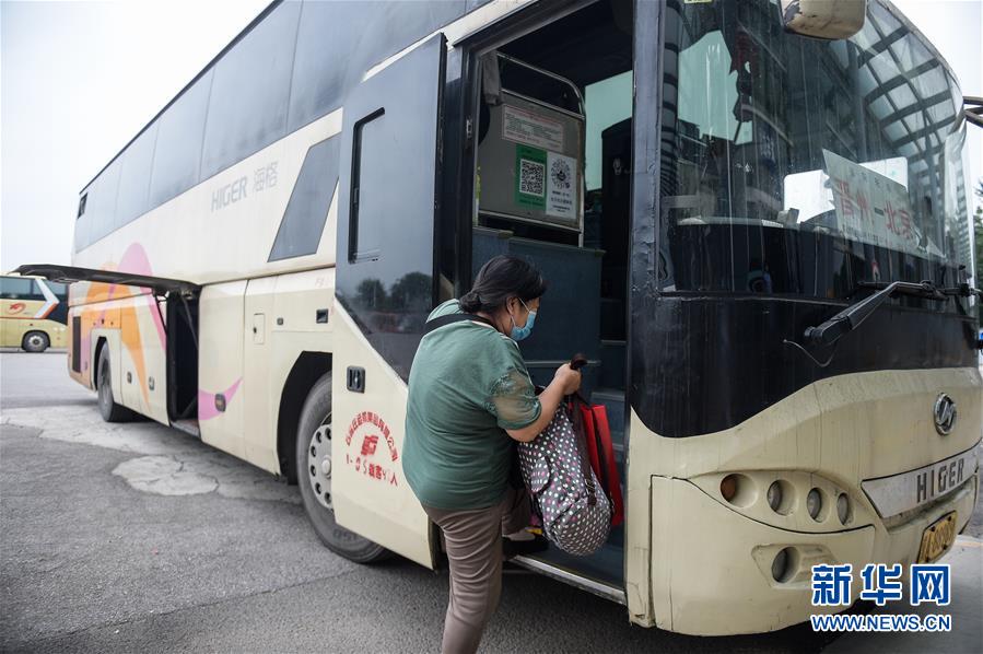 7月26日，一名乘客在北京新发地长途客运站登上大巴车。 在做好各项疫情防控措施的前提下，北京新发地长途客运站于7月26日起恢复营运。 新华社记者 彭子洋 摄