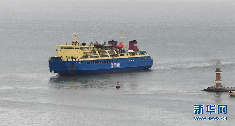 8月2日，一艘客滚船准备驶入海口市秀英港轮渡码头。 新华社记者 杨冠宇 摄 图片来源：新华网