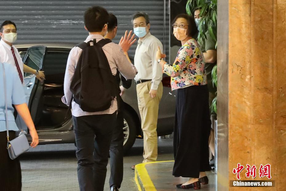 图为香港特区政府食物及卫生局局长陈肇始到“先遣队”住地迎接。 中新社记者 谢磊 摄