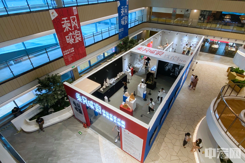 西单大悦城运用小区域装置艺术展吸引到众多市民前来参观。