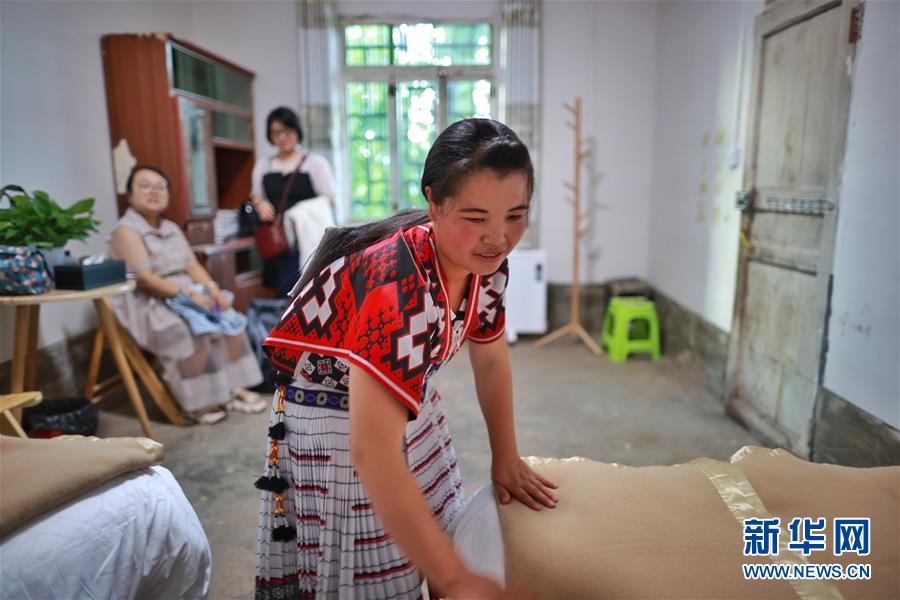 海雀村一家民宿老板在整理房间（8月4日摄）。新华社记者 刘续 摄