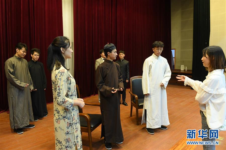 7月16日，嘉兴学院红船剧社社员在学校排练话剧《初心》。 新华社记者翁忻旸摄