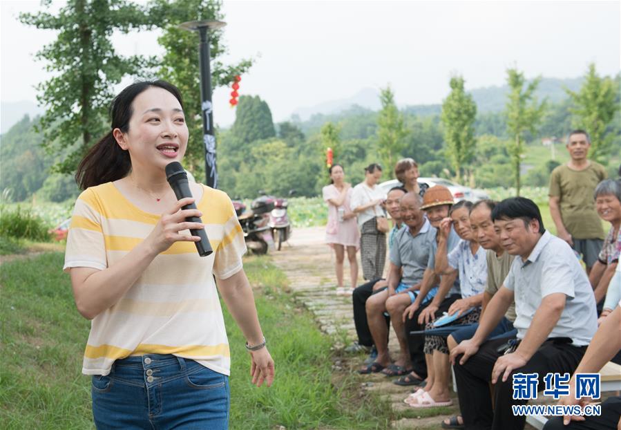7月14日，在龙游县横山镇天池村，生于1983年的胡亦君为村民作食品安全宣讲。  新华社记者翁忻旸摄