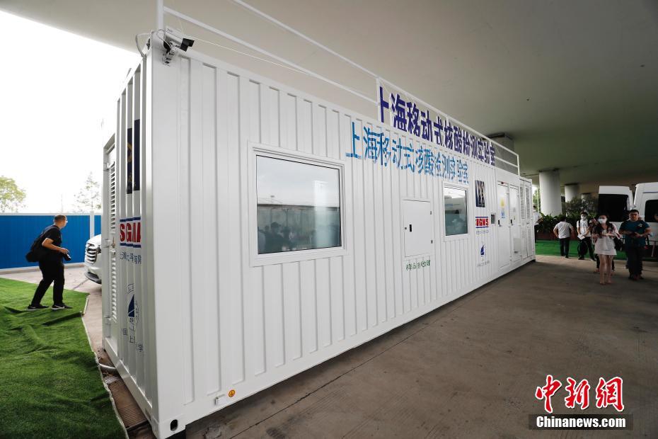 “上海移动式核酸检测方舱实验室”在浦东国际机场正式交付。汤彦俊 摄