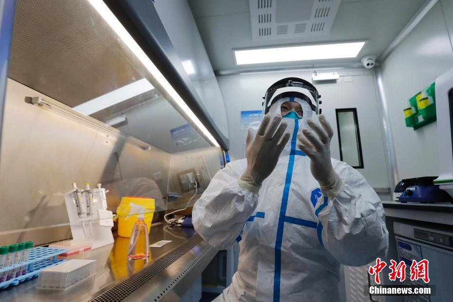 海关人员正在“上海移动式核酸检测方舱实验室”进行检测流程展示。汤彦俊 摄