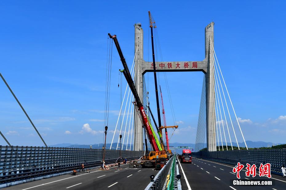 8月7日，福建平潭，历经6年多的建设，平潭海峡公铁两用大桥公路段进入扫尾阶段，已具备通车条件。平潭海峡公铁两用大桥为世界最长的跨海峡公铁两用大桥，也是中国第一座跨海峡公铁两用大桥。张斌 摄