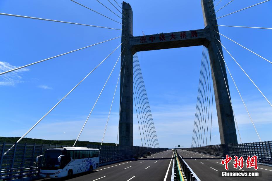 该桥全长16.34公里，大桥下层设计为时速200公里的双线一级铁路，上层设计为时速100公里的双向六车道高速公路。张斌 摄